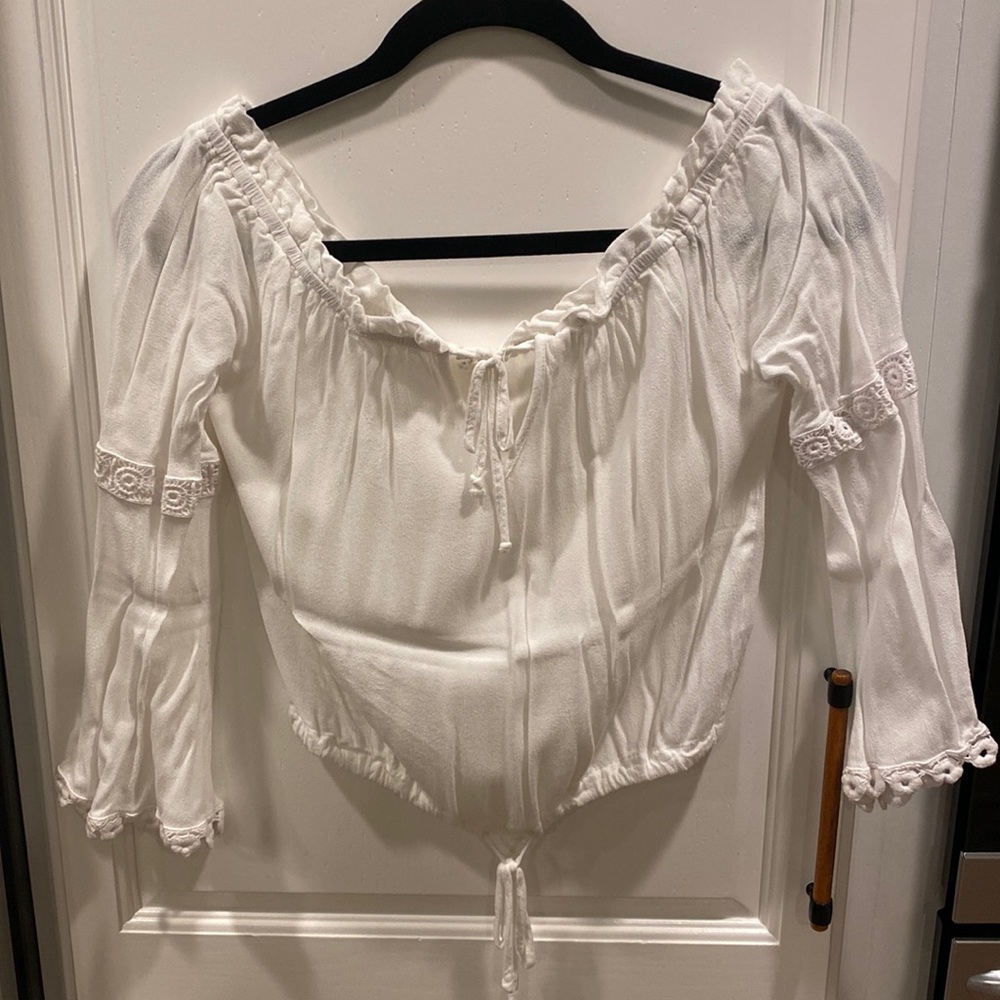 3 item bundle for $15 ✨ White off the shoulder bobo crop top